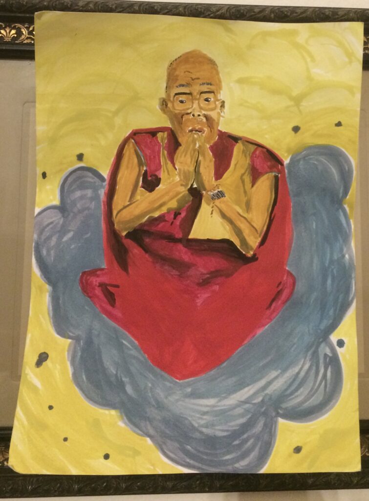 Bild vom Dalai Lama sitzt auf einer grauen Wolke vor einem gelben Hintergrund